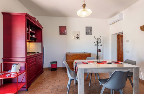 Gallina Apartment | Apartment 'Il Crivello' with Shared Pool, Wi-Fi and Air Conditioning
