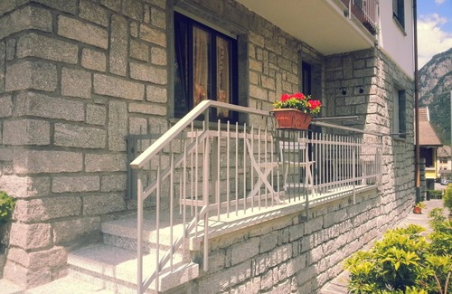 Croveo Apartment | Apartment 'Il Glicine' with Shared Garden