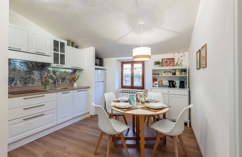 San Gimignano City Centre Apartment | Apartment 'Il Teatro' with Wi-Fi and Air Conditioning