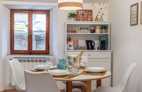 San Gimignano City Centre Apartment | Apartment 'Il Teatro' with Wi-Fi and Air Conditioning