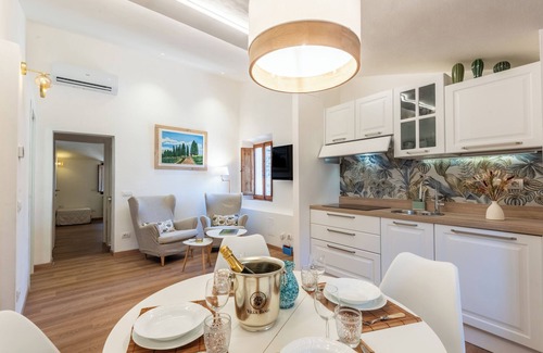 San Gimignano City Centre Apartment | Apartment 'Il Teatro' with Wi-Fi and Air Conditioning