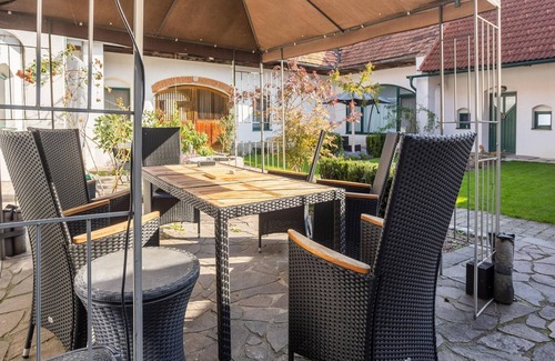 Loipersdorf bei Fuerstenfeld Apartment | Apartment in a renovated square courtyard in Bad Loipersdorf / Styria