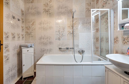 Nussdorf am Inn House | Apartment In A Hotel 'Nußdorfer Hof - Apartment 8' with Mountain View, Balcony and Wi-Fi