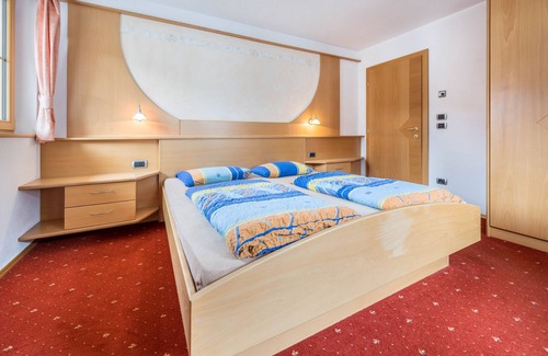 Valdaora di Sopra House | Apartment In A Hotel 'Residence Oberhauser Apt 4' with Mountain View, Balcony and Wi-Fi