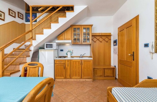 Cres Apartment | Apartment in Cres with Sea View and Old Town