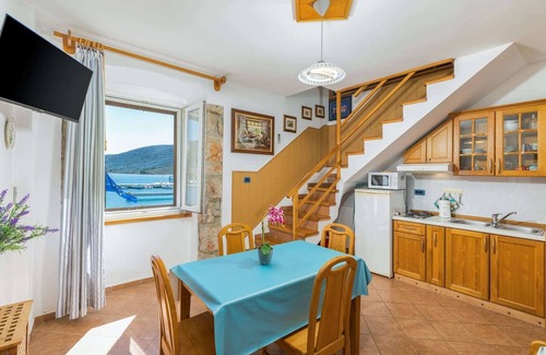 Cres Apartment | Apartment in Cres with Sea View and Old Town