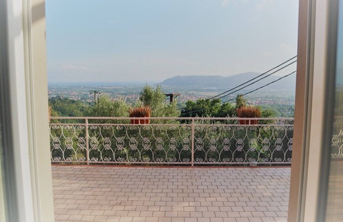 Fosdinovo Apartment | Apartment in family cottage with Seaview & garden