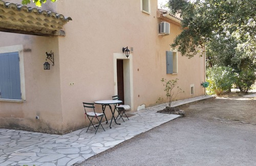 Vaison-la-Romaine Apartment | Apartment in the heart of the pine forest