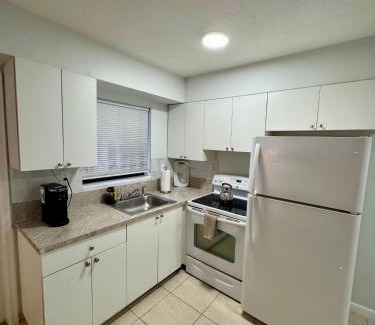 North Central Hollywood Apartment | Apartment in Hollywood close to beach & shops 101