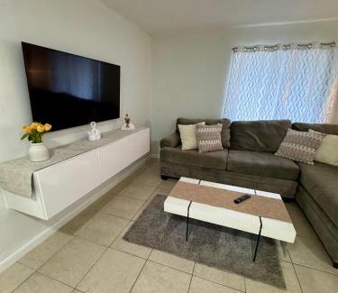North Central Hollywood Apartment | Apartment in Hollywood close to beach & shops 101