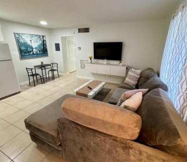 North Central Hollywood Apartment | Apartment in Hollywood close to beach & shops 101
