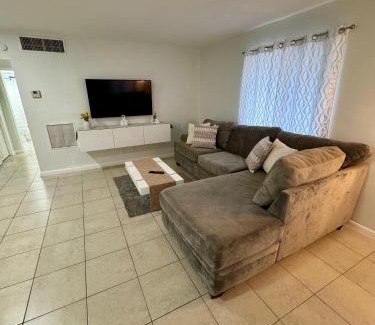 North Central Hollywood Apartment | Apartment in Hollywood close to beach & shops 101