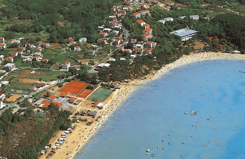 Lopar Apartment | Apartment in Lopar with Balcony, Air condition, WIFI, Washing machine (696-6)