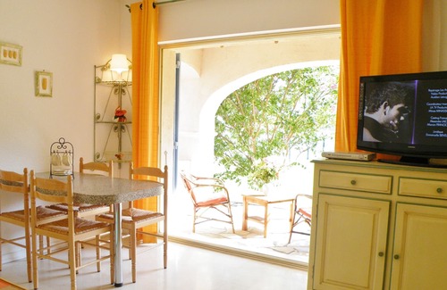 Greoux-les-Bains Villa | Apartment in villa 400 meters from the thermal baths and the center