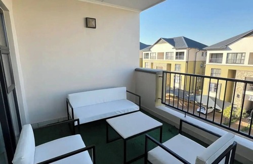 Greater Johannesburg Metropolitan Area Apartment | Apartment in Waterfall