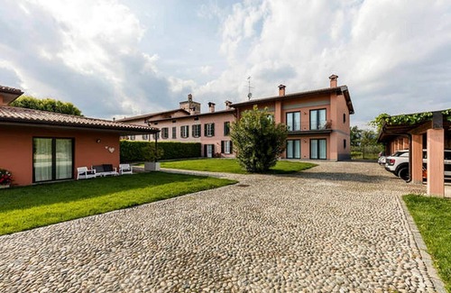 Torbiato di Adro Apartment | Apartment in Iseo with Pool Views