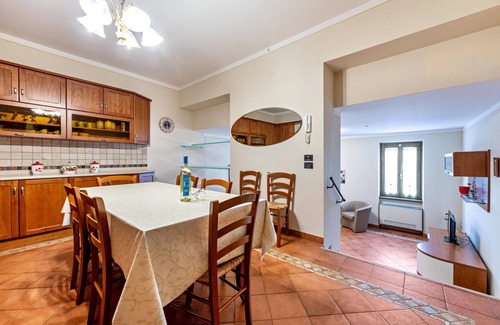 Santigaro Apartment | Apartment 'Oleadei - Eolo' with Mountain View, Wi-Fi and Air Conditioning