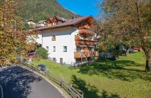 San Leonardo in Passiria Apartment | Apartments Hubertus - central St Leonhard - free parking - Netflix - PasseiertalCard included - hiking and biking from doorstep