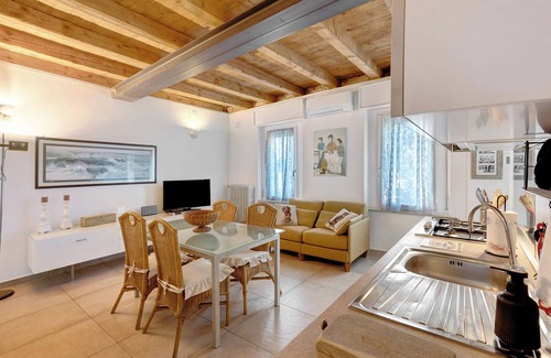 Peschiera del Garda Apartment | Apartment 'Les Amis' with Private Garden, Wi-Fi and Air Conditioning