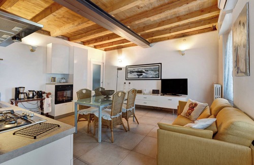 Peschiera del Garda Apartment | Apartment 'Les Amis' with Private Garden, Wi-Fi and Air Conditioning