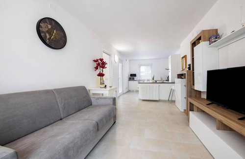 San Benedetto di Lugana Apartment | Apartment 'La Villa Del Caribe Bilocale' with Lake View, Wi-Fi and Air Conditioning