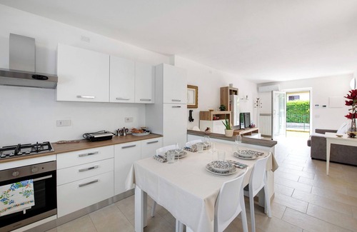San Benedetto di Lugana Apartment | Apartment 'La Villa Del Caribe Bilocale' with Lake View, Wi-Fi and Air Conditioning