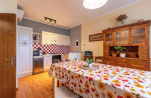 Santarello Apartment | Apartment 'La Capacciola - Girasole' with Shared Pool, Private Terrace and Wi-Fi