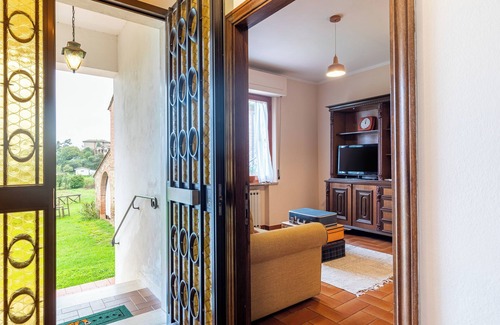 Santarello Apartment | Apartment 'La Capacciola - Girasole' with Shared Pool, Private Terrace and Wi-Fi