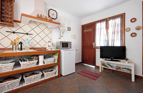 Los Silos Apartment | Apartment La Casita Canaria with Sea & Mountain View, Terrace & BBQ