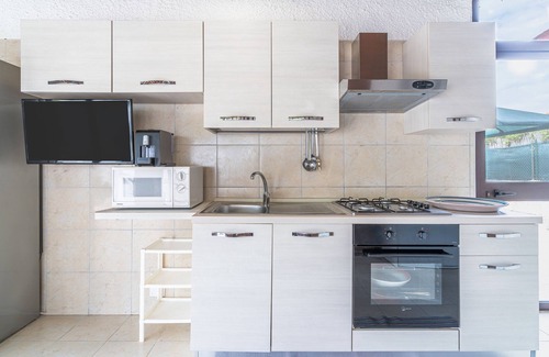 Ognina Apartment | Apartment 'La Gialla' with Private Terrace, Wi-Fi and Air Conditioning