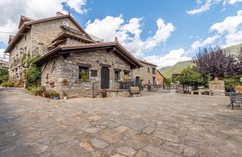 Borrastre Apartment | Apartment 'Larrás' with Mountain View, Shared Garden and Wi-Fi