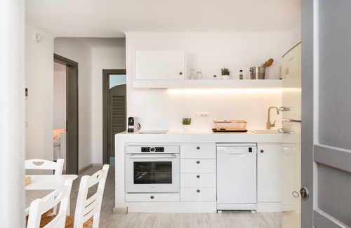 Milos Apartment | Apartment 'Lavender' with Sea View, Wi-Fi and Air Conditioning