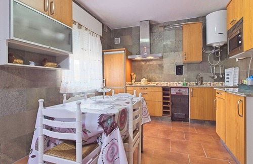 Carballeda de Valdeorras Apartment | Apartment 'Leopoldo I' with Mountain Views, Outdoor Pool, and Wi-Fi