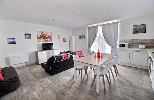 Hostens Apartment | Apartment les Jasmins in the park of the castle of Hostens