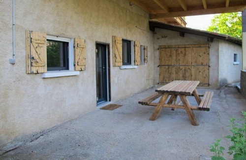 Serres Apartment | Apartment located between lake and mountains north of Sisteron