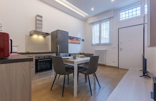 Bolognina Apartment | Apartment located on the ground floor of a building (1 external step to access it). There are two internal steps to access the double bedroom.In 38 square meters of space, it accommodates 3 people.We are located in the Bolognina district, a 15-minute wal