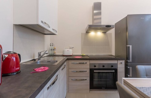 Bolognina Apartment | Apartment located on the ground floor of a building (1 external step to access it). There are two internal steps to access the double bedroom.In 38 square meters of space, it accommodates 3 people.We are located in the Bolognina district, a 15-minute wal