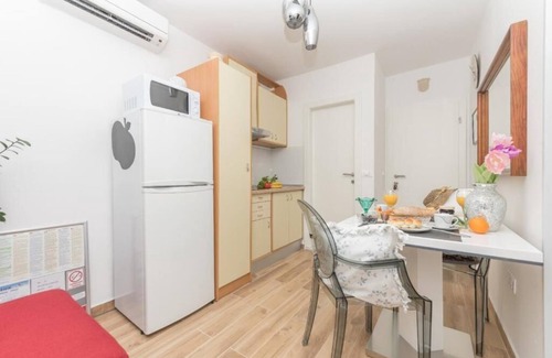 Istok Apartment | Apartment Marie (117651-A1) - Makarska