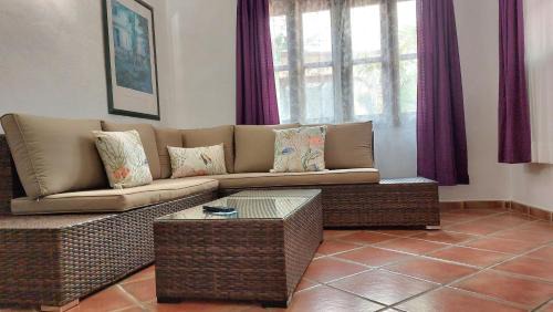 El Guincho Apartment | Apartment mit kleiner Innenhof-Terrasse im mediterranen Stil