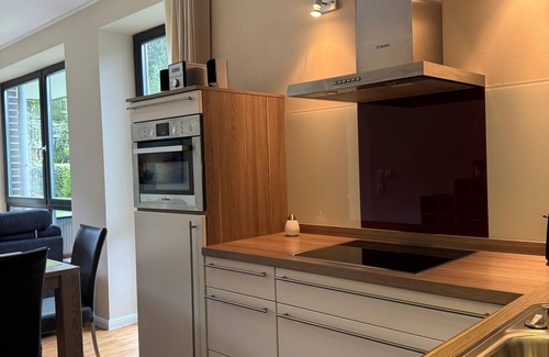 Aschhauserfeld Apartment | Apartment 'Moderne 2 Pers' with Private Terrace, Shared Garden and Wi-Fi
