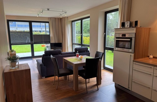 Aschhauserfeld Apartment | Apartment 'Moderne 2 Pers' with Private Terrace, Shared Garden and Wi-Fi
