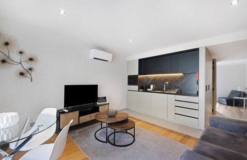 Aveiro Apartment | Apartment 'Morgado Granja Luxury Suites' with Private Garden, Wi-Fi and Air Conditioning