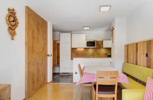 Velturno Apartment | Apartment 'Oberhemberger Hof Oanser' with Mountain View, Shared Terrace and Wi-Fi