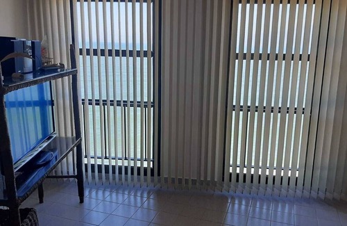 Ipiranga House | Apartment on Martim de Sá beach avenue, sea view, foot in the sand