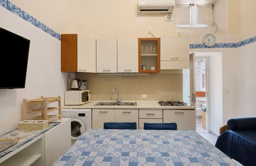 Vico Equense Apartment | Apartment 'Penisola Apartments' with Shared Terrace, Wi-Fi and Air Conditioning