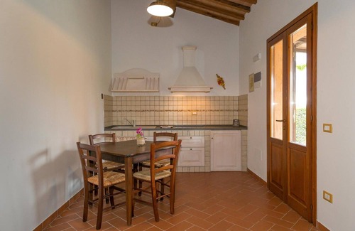 Piombino Apartment | Apartment 'Quercia' with Shared Pool, Wi-Fi and Air Conditioning
