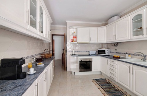 Vila Nova De Cacela Apartment | Apartment 'Rosas No Lagar' with Private Terrace, Wi-Fi and Air Conditioning