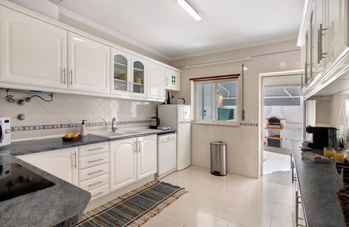 Vila Nova De Cacela Apartment | Apartment 'Rosas No Lagar' with Private Terrace, Wi-Fi and Air Conditioning