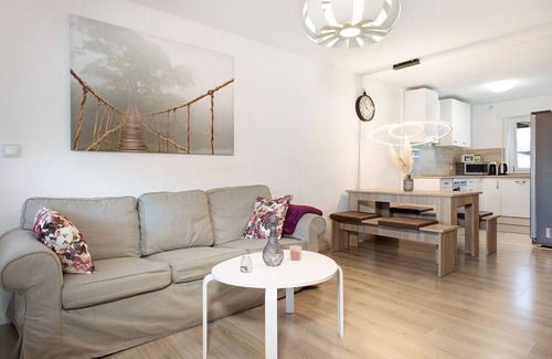 Waggershausen Apartment | Apartment 'Rd-ferienwohnung' with Mountain View, Balcony and Wi-Fi