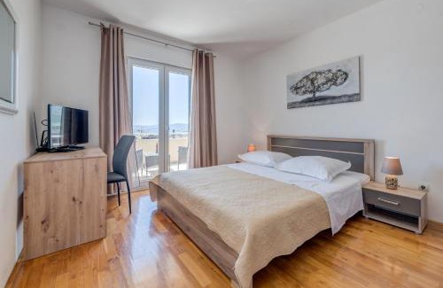 Dracevac Apartment | Apartment Renata + PRIVATE swimming pool in SPLIT